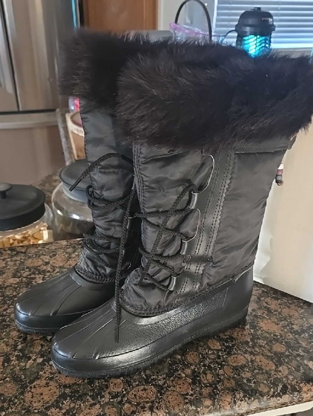 BRAND NEW Sorel Women's Black Faux-Fur Trim Lace-Up Winter Boots Size 9